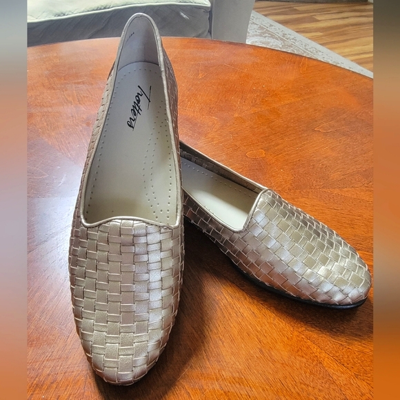 Gold Leather Trotters BNWOT - Picture 2 of 6